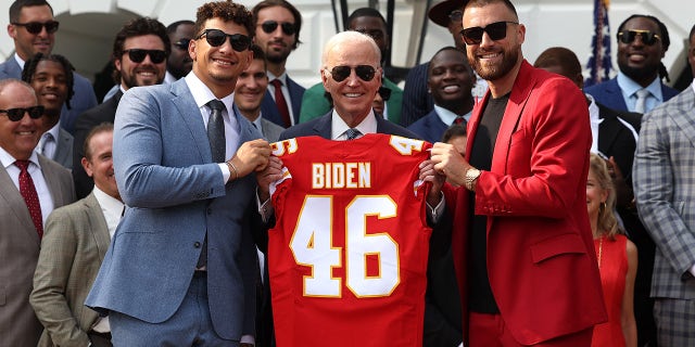 Patrick Mahomes, Joe Biden and Travis Kelce pose for photo