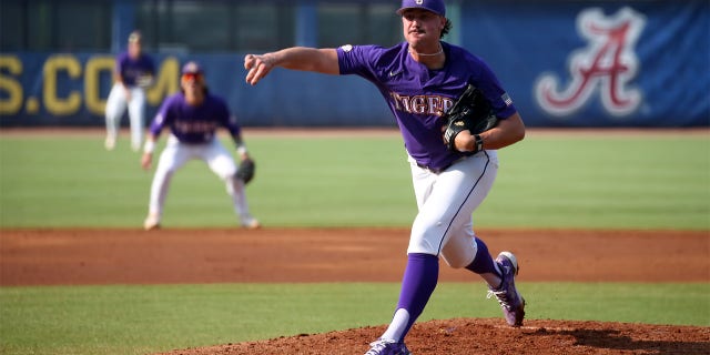 Paul Skenes throws pitch