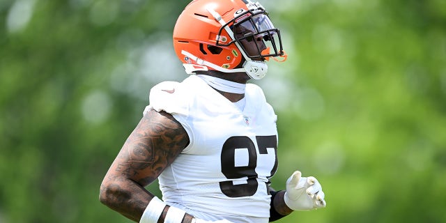 Perrion Winfrey runs drill