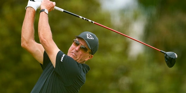 Phil Mickelson swings