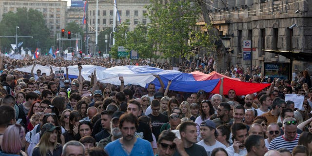 El presidente serbio anuncia elecciones anticipadas en medio de protestas y trágicos tiroteos 4 protesta serbia