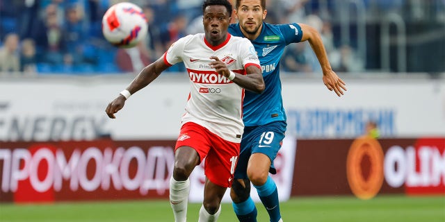 Quincy Promes pursues ball