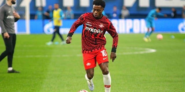 Quincy Promes dribbles ball
