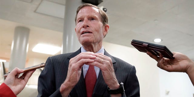 Richard Blumenthal habla con los periodistas