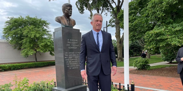 روبرت ف. كينيدي يقف بجانب تمثال نصفي لعمه الراحل ، الرئيس جون كينيدي