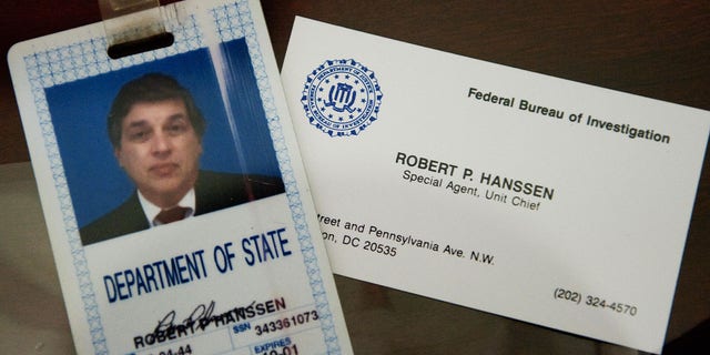Robert Hanssen làm thẻ FBI