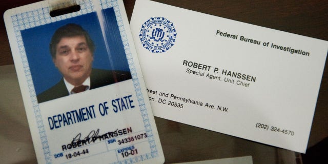 Robert Hanssen làm thẻ FBI