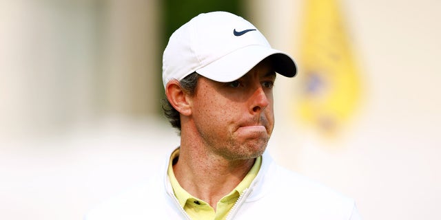 Rory McIlroy dudaklarını büzüyor