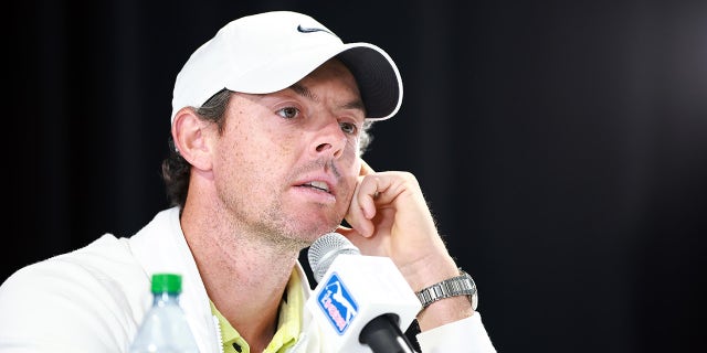 Rory McIlroy responde preguntas en el podio