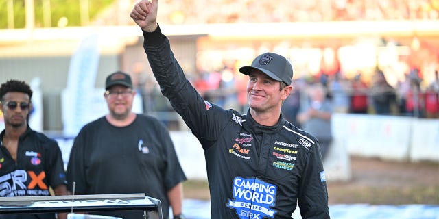 Ryan Hunter-Reay acknowledges crowd