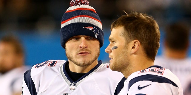 Ryan Mallett talks to Tom Brady