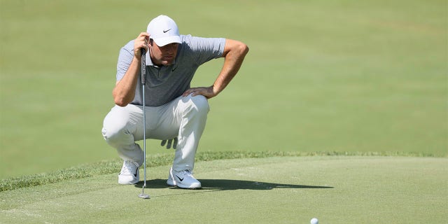 Scottie Scheffler lines up putt