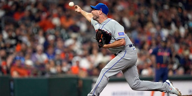 Max Scherzer throws pitch