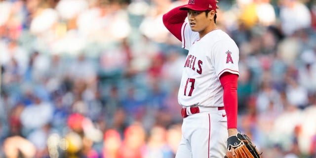 Shohei Ohtani reacciona después de lanzar