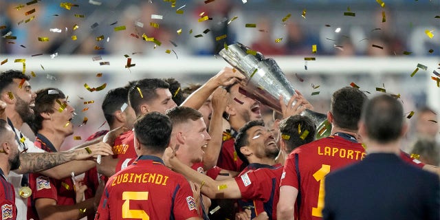 Los jugadores españoles celebran con un trofeo