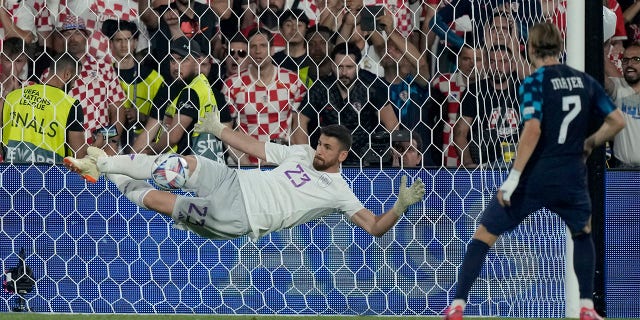 Unai Simón ataja el tiro