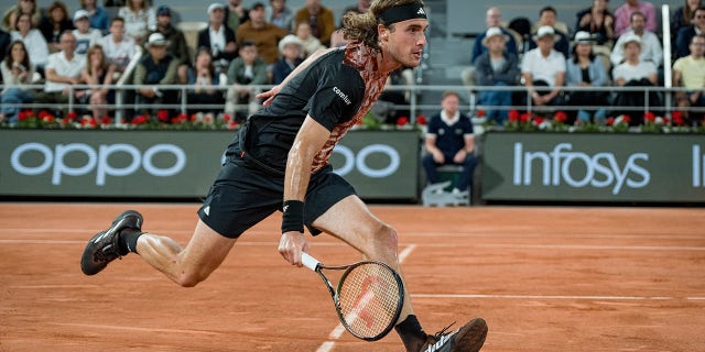 Stefanos Tsitsipas running