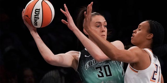 Breanna Stewart readies to make pass