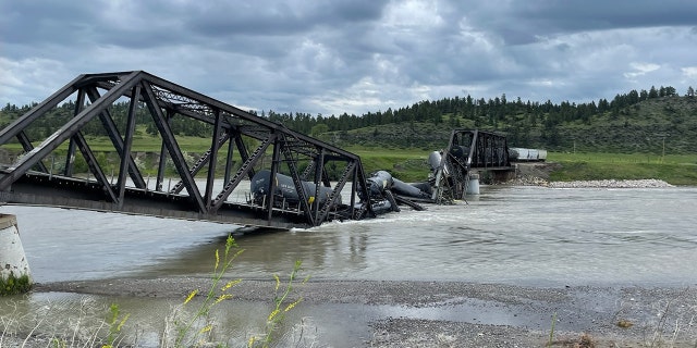 collpased bridge and submerged train cars
