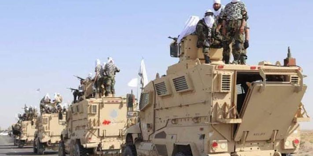 Los talibanes utilizaron vehículos militares suministrados por Estados Unidos para las ex fuerzas de seguridad afganas en escaramuzas recientes con Irán: informe 4 talibanes en vehículos