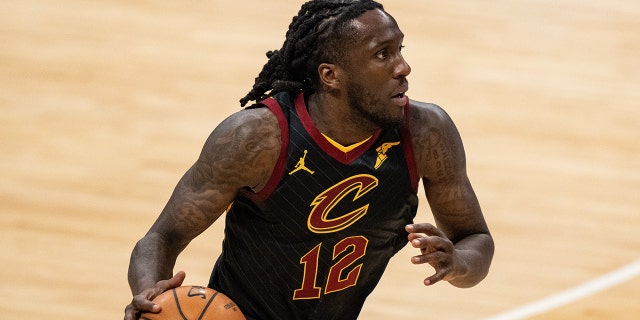 Taurean Prince topu sahaya çıkarıyor