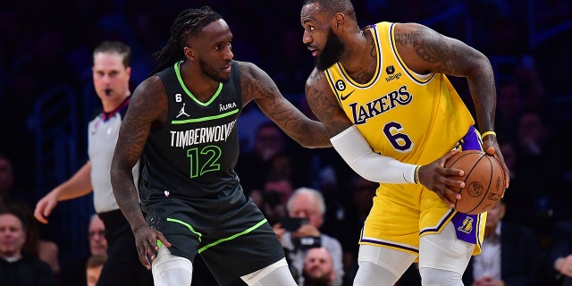 Taurean Prince, LeBron James'i koruyor