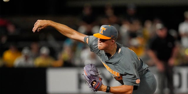 Drew Beam throws pitch