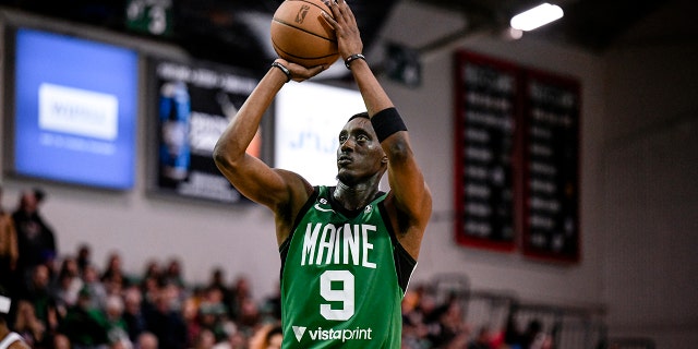 Tony Snell shoots