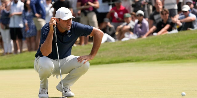 Scottie Scheffler prepares to putt