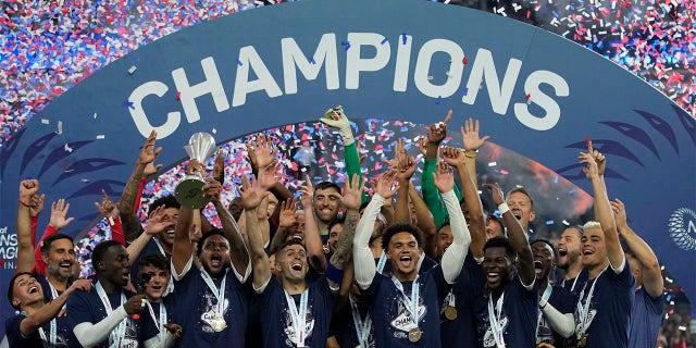 US players celebrate win