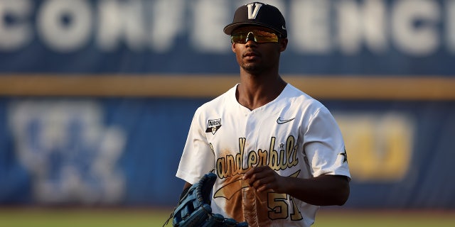 El jardinero de Vanderbilt Commodores Enrique Bradfield Jr. durante un juego