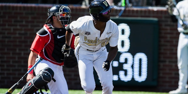 Enrique Bradfield al bate durante un partido de béisbol