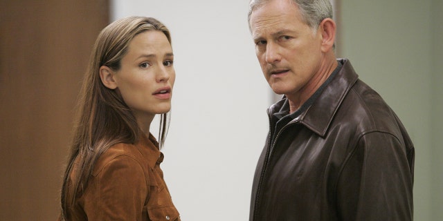 Jennifer Garner and Victor Garber in Alias 