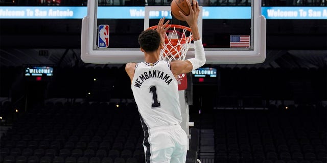 Victor Wembanyama dunks ball