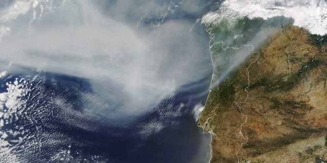 Una imagen satelital del humo de los incendios forestales canadienses sobre Europa