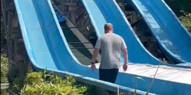 Un video muestra a un padre trepando por un tobogán de agua en un parque de diversiones para rescatar a su hija atrapada 4 Padre salva a su hija en un tobogán