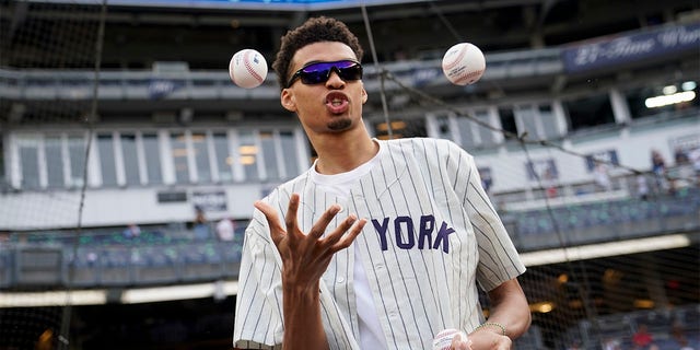 Victor Wembanyama juggles baseballs