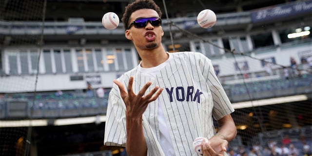 Victor Wembanyama juggles baseballs