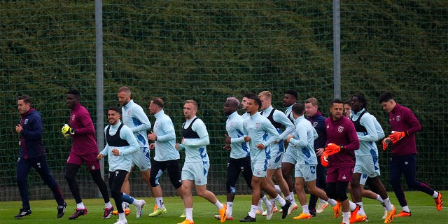 West Ham players warm up