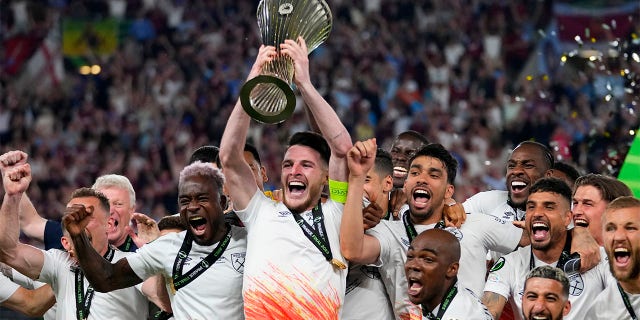 Declan Rice lifts trophy