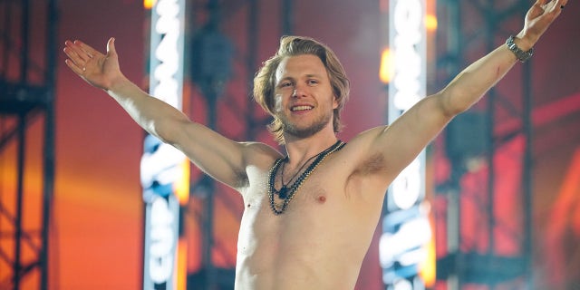 Williams Karlsson points to crowd