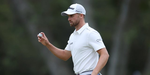 Один из лидеров Открытого чемпионата США Уиндхэм Кларк назвал это «немного нелепым» в конце третьего раунда. 1 Уиндем Кларк с мячом в руке