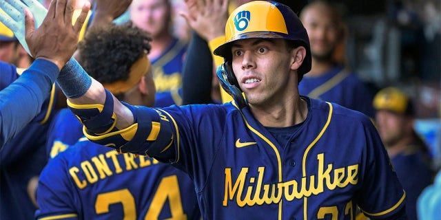 As the Twins rally to defeat the Brewers, Carlos Correa hits the game-winning home run 3 Christian Yelich high-fives teammates