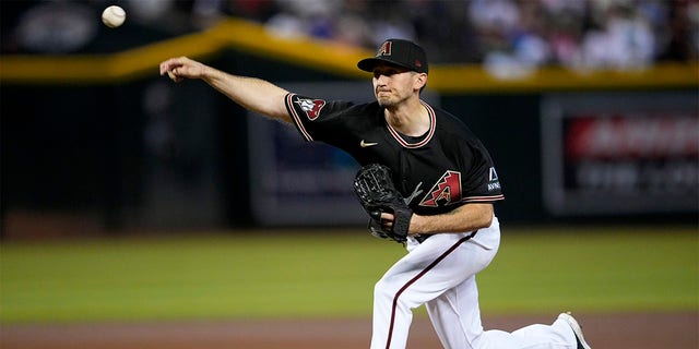 Zach Davies throws pitch