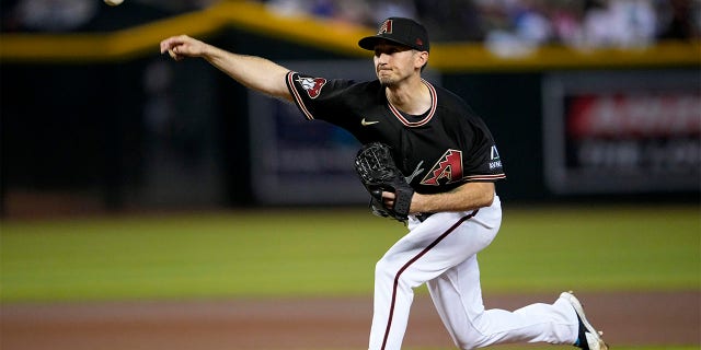 Zach Davies throws pitch