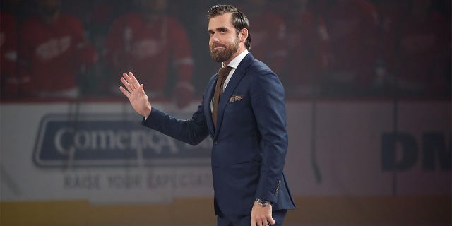 Henrik Zetterberg salutes crowd