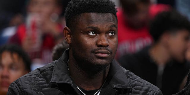 Zion Williamson on the bench