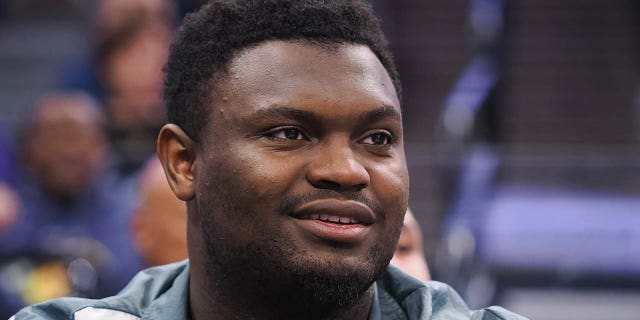 Zion Williamson watches the Kings