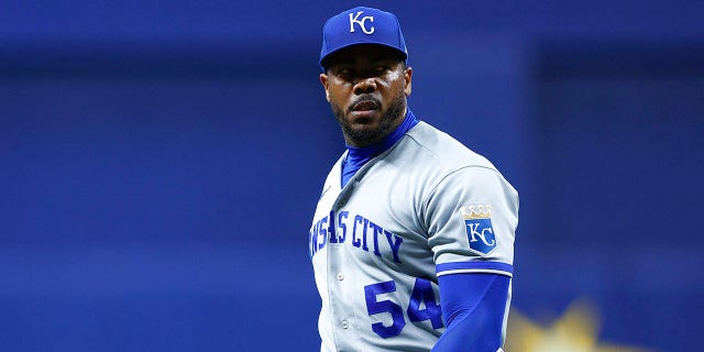 Aroldis Chapman mira hacia abajo