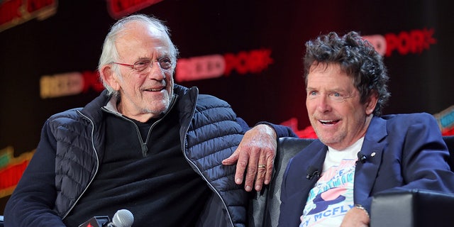 Michael J. Fox dan Christopher Lloyd tertawa selama panel reuni Back to the Future